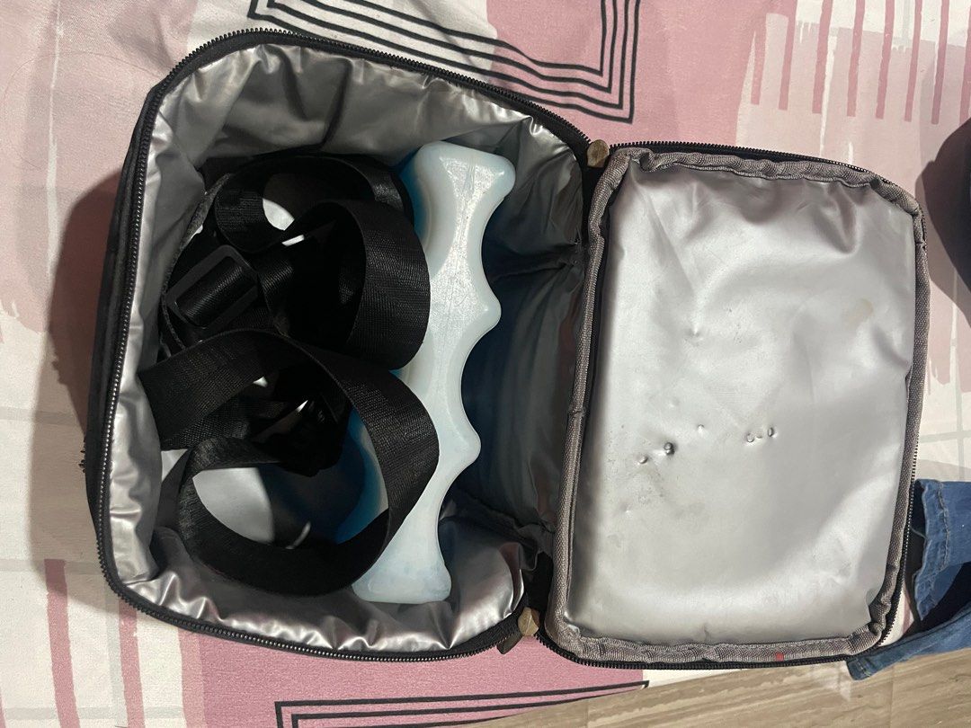 Vcool Insulated Breastfeeding Bag (Category: Breastfeeding & Bottle Feeding) located in Candaba. Submitted by bibiboop (Listing ID 1383570755, Image 3). Description: RFS: Decluttering Issue shown on picture With free ice pack .