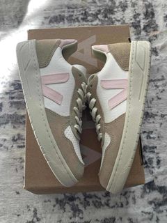 (Category: ) located in . Submitted by closetcleanupbyfrance (Listing ID 1383629370, Image 1). Description: .