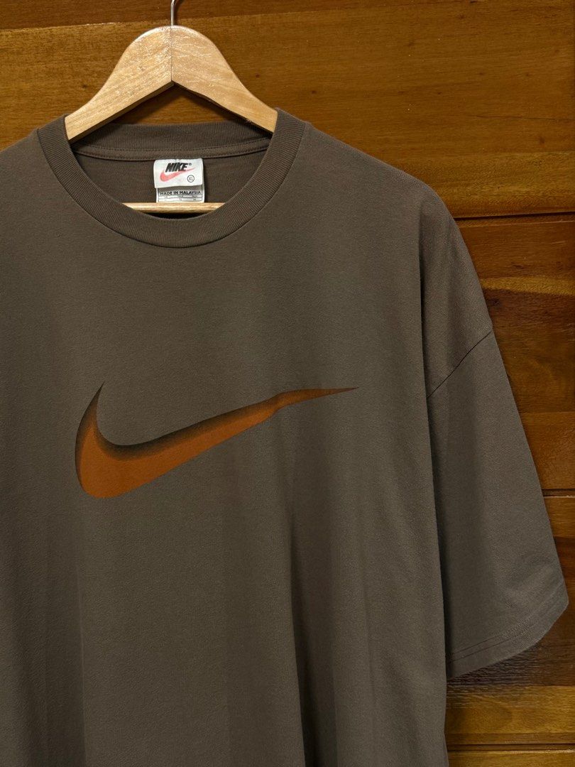 Vintage Nike (Category: Tshirts & Polo Shirts ) located in Santa Cruz. Submitted by tthreads (Listing ID 1383508534, Image 2). Description: ▫️Vtg Nike red Tag (near deadstock) ➡️DIMES: 25x31p ➡️SIZE: XL ➡️COLOR RATE: 9.8/10 ➡️ISSUE: ❌ .