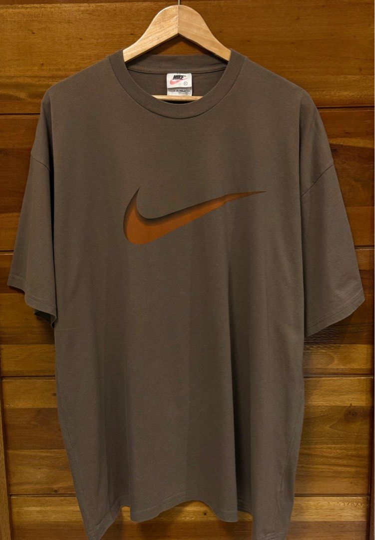 Vintage Nike (Category: Tshirts & Polo Shirts ) located in Santa Cruz. Submitted by tthreads (Listing ID 1383508534, Image 1). Description: ▫️Vtg Nike red Tag (near deadstock) ➡️DIMES: 25x31p ➡️SIZE: XL ➡️COLOR RATE: 9.8/10 ➡️ISSUE: ❌ .