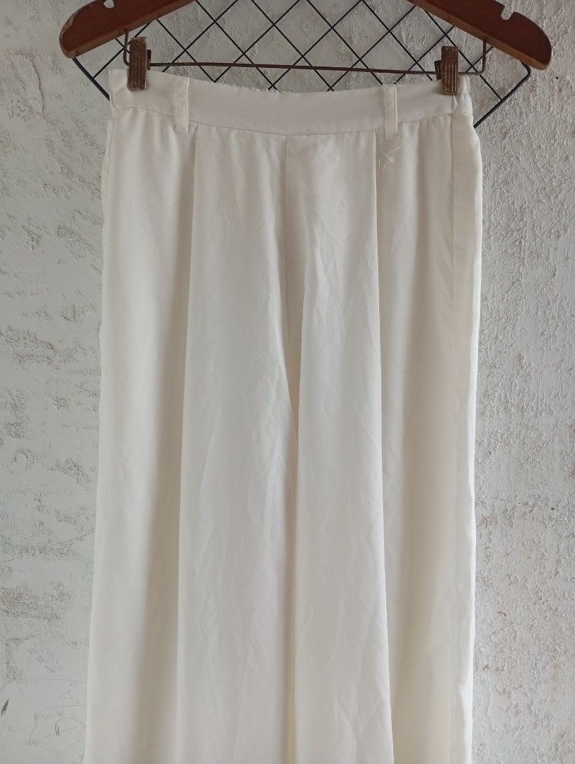 Vintage white pallazo pants (Category: Other Bottoms) located in Pasir Mas. Submitted by original_uniqlo (Listing ID 1383564764, Image 2). Description: masih cantik ada lining.