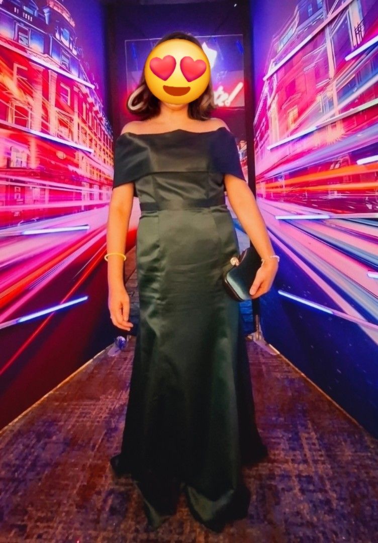 XL Bottle green off-shoulder gown (Category: Evening dresses & gowns) located in Paranaque City. Submitted by leneleng (Listing ID 1383023662, Image 2). Description: CONDITION: LIKE NEW. Bought at Robinsons for Php3,500. Recently saw at SM Makati selling for PHP3,999 (see last 2 pics). Letting go of this stunning bottle green off-shoulder gown—perfect for weddings, proms, or any formal event. Worn only once for an awarding, still in excellent con