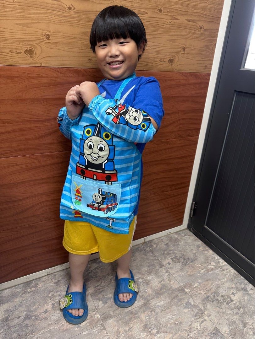 由 2ndbabysuitandnew (刊登 ID 1378345530，圖片 2) 提交，位於 彰化縣 (Changhua) 的 湯瑪士小火車畫畫防水衣 (類別：嬰兒及兒童流行時尚)，說明：這是一套可愛的湯瑪士小火車畫畫防水衣 目前數量有6件❗️ 實用又可愛的畫畫防水衣🎨 適合小朋友美術課、手作穿～輕便好洗，媽媽省事💦 購買兩件送一副美樂蒂袖套，數量有限送完為止～🎉。