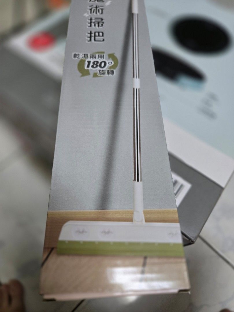 由 hrong0806 (刊登 ID 1378347372，圖片 2) 提交，位於 台中市 (Taichung) 的 魔術掃把 (類別：清潔工具)，說明：可刮水、可 掃灰塵。