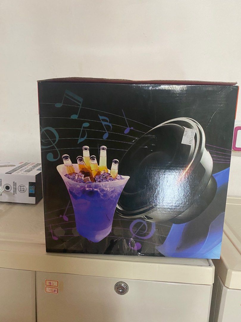 由 gia1228 (刊登 ID 1378377124，圖片 1) 提交，位於 彰化縣 (Changhua) 的 藍芽音響冰桶 (類別：Soundbar、揚聲器、藍牙喇叭、耳擴)，說明：這是一款帶有LED燈和藍牙音響的冰桶。 這款冰桶不僅能保持飲料冰涼，還能透過內建喇叭播放音樂，並有LED燈營造氣氛，適合派對或聚會使用。 它通常是可充電式的，方便攜帶和使用。 。