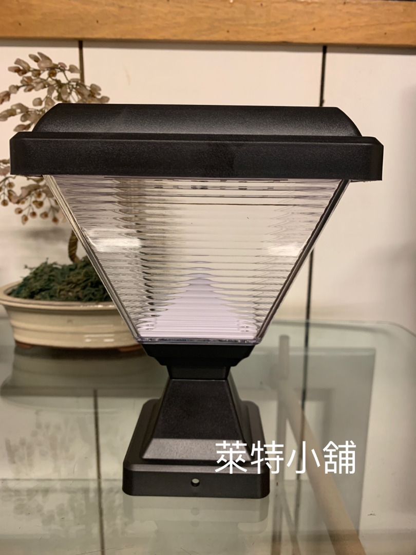 由 oct04 (刊登 ID 1378418840，圖片 1) 提交，位於 台北市 (Taipei) 的 太陽能門柱燈.柱頭燈 (類別：燈飾)，說明：商品狀態:全新 商品數量:一組 商品尺寸:約W160*H200mm 商品材質：ABS燈體/PC燈罩 太陽能板:5V/2W 電池規格:3.2V/2000mAh 色溫規格:黃光 注意事項:因其他賣場同步刊登中若有意購買請先提問 面交時間地點:上班日9：00～16：00五股凌雲路自取。