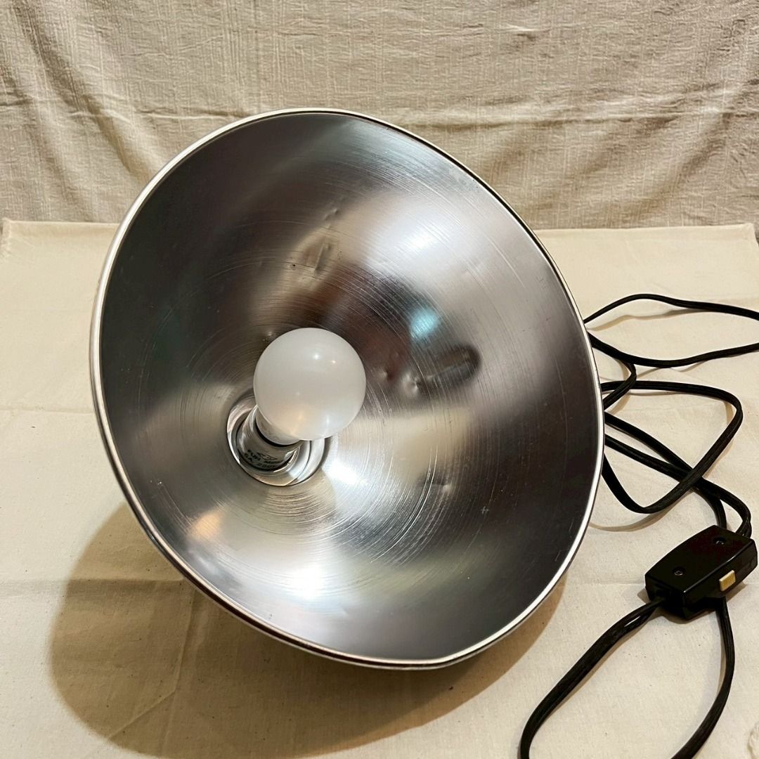 由 noloprops (刊登 ID 1378475268，圖片 3) 提交，位於 新北市 (New Taipei) 的 【再活∣道具租借】銀色金屬圓罩吊燈 (類別：燈飾)，說明：【再活道具】提供道具租借的小小道具庫 ※燈罩口直徑27*高17 ※E27，單一開關 租借規則： ※自取地點｜ 1.新北市三重 2.暫不提供寄件服務 ※租金計算｜ 1.七天一期，租金即品項金額 2.逾期歸還追加一期金額 3.現金交易，無提供刷卡服務 4.押金為租金三倍，歸還時無息退回押金 5.押金與租金分開計算 ※道具注意｜ 1.道具如有損壞或遺失，視情況部分或全額賠償。 2.照片均為實物拍攝，可能有色差或道具折舊之情形。特別損壞情況會提前告知，以現況為主。 3.脆弱道具會以氣泡紙保護打包，歸還時請原況處理。。