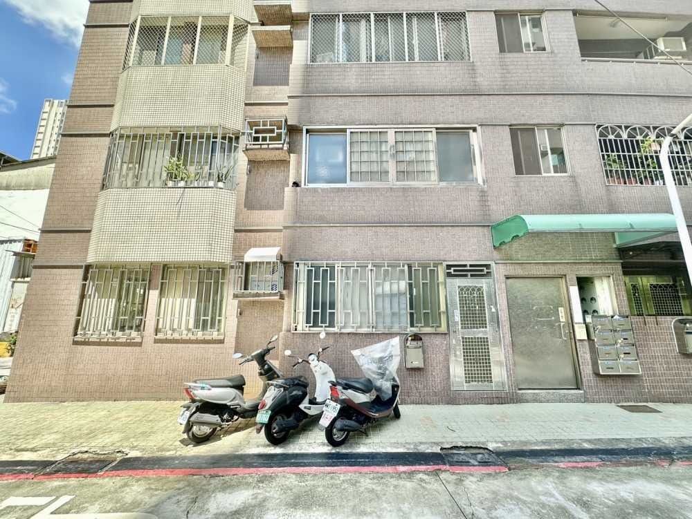 由 luxbox99 (刊登 ID 1378491588，圖片 1) 提交，位於 高雄市 (Kaohsiung) 的 武廟店住聖功輕軌雙面臨路一樓大四房邊間出售 (類別：房屋出售)，說明：樓層 公寓1樓/5 格局 4房2廳2衛 總坪數 26.44坪 主建物 21.21坪 1樓 21.21坪 附屬建物(平台) 2.23坪 公共設施 3坪 土地 7.23坪 朝東 開價 1458萬 🎐一手屋主起家厝、店面、工作室，邊間四房、陽台進出，賺大錢好屋惜售。門外已畫紅線不擔心被車擋動線與風水。 🎐無論自住或投資出租皆穩賺$$$(增值幅度大)。 🎐近武廟商圈、802國軍醫院、衛武營、聖功輕軌、國1、享溫馨、麥當勞、環球影城、聖功醫院、特力屋、道明高校、科工館車站、全聯、宜得利家居、健身工廠、文化中心。 🎐稀有年輕、雙活巷公寓店面。 🎐邊間9.24米寬。 🎐清潔費1200/年(無管理員，住戶輪管) 屋主急售🍒出價可談 !! 近學區凱旋國小、五福國中，武廟市場，凱旋公園，捷運站高雄橘線、五塊厝