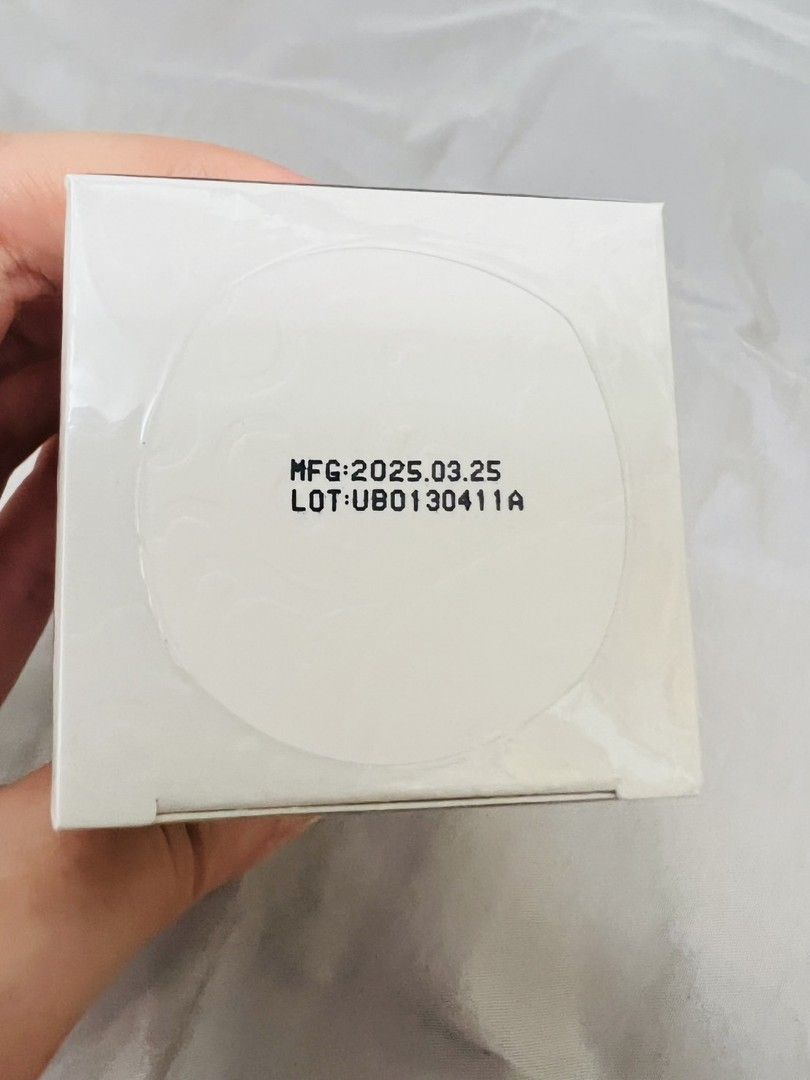 由 wind9999 (刊登 ID 1378525341，圖片 3) 提交，位於 台中市 (Taichung) 的 已開光加持 全新 扎基拉姆清靈香霧 （白）50ml 購自【李緊派】靈赫宮 好運香水 木質香 #內斂文青派 (類別：香水、體香劑)，說明：已開光加持 全新 扎基拉姆清靈香霧 （白）50ml 購自蝦 皮【李緊派】靈赫宮 好運香水 木質香 🌟價格是一瓶，帶2瓶只要800元 庫存：白瓶2罐 品名：扎基拉姆清靈香霧（純木質調）白瓶 商品說明：祈福、除障、袪魅、安定身心，淨化磁場、提升財運。 容量：50ml 成分：水、香料、PEG-40氫化蔥麻油、月桂醇醚-7、辛基酚聚醚-10、聚山梨醇酯20、丙二醇、苯氧乙醇、咯烷酮羧酸鈉、醣基海藻糖、木糖基葡萄糖苷、水木糖醇、氫化澱粉水解物、辛乙二醇、木糖醇、沉香莖萃取（沈香精油）、葡萄糖、生物糖膠-1 使用方式：香霧可噴灑於空間、衣服、枕頭寢具、手部，感受植萃精油之細膩草木香環抱，放鬆沈靜，舒緩壓力，也為您帶來心靈平靜時刻。 製造日期/批號：標