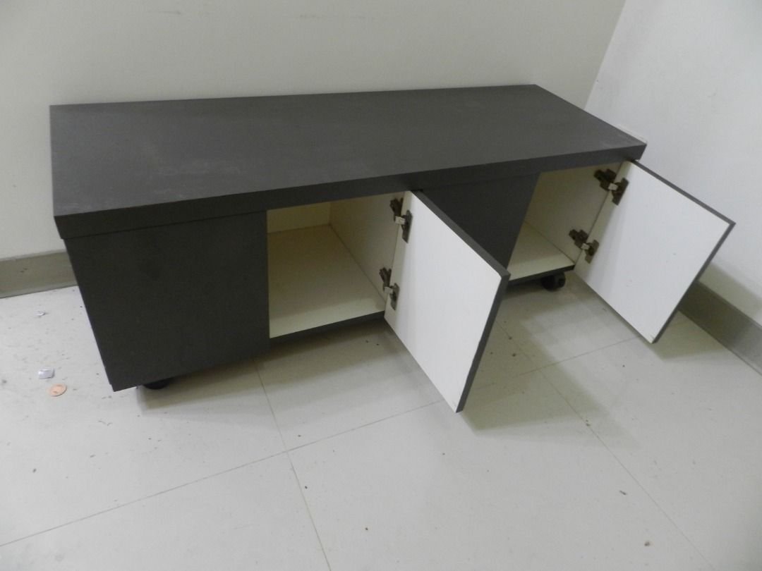 由 ouoaa (刊登 ID 1378525249，圖片 3) 提交，位於 新北市 (New Taipei) 的 深灰色 電視櫃 矮櫃 四尺四門 (類別：電視櫃)，說明：深灰色 電視櫃 矮櫃 四尺三門 底部四輪可鎖定 高H44*寬W118*深D40cm 大型貨物 需自行載運 有地下停車場跟電梯 可協助搬運上車 可搭配賣場內其他家具 另有優惠 如有其他問題歡迎詢問 。