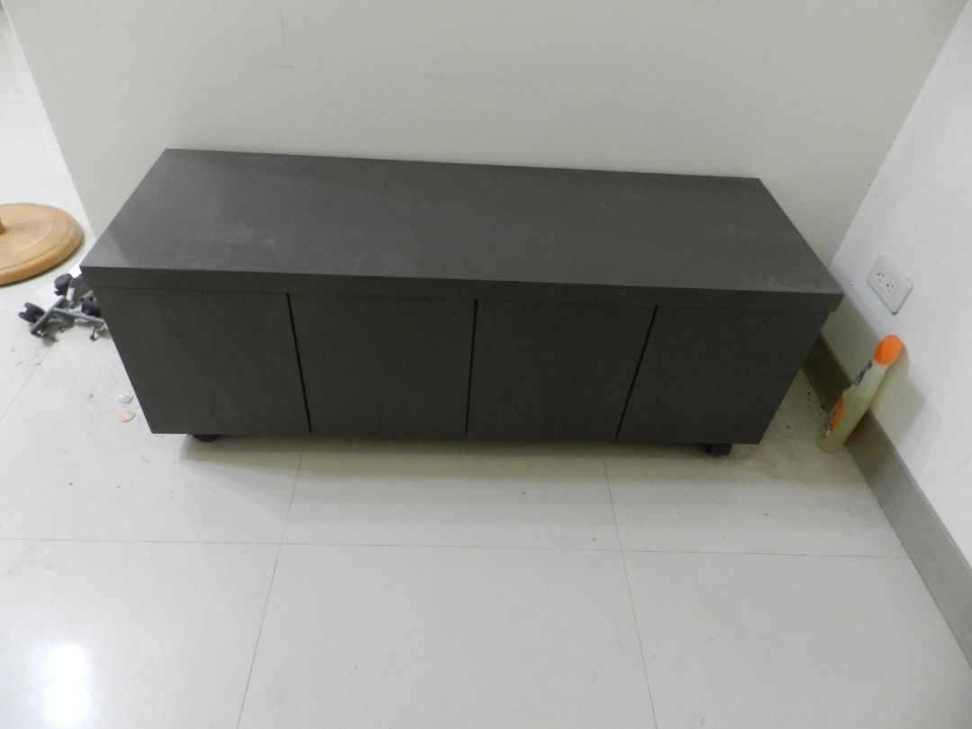 由 ouoaa (刊登 ID 1378525249，圖片 1) 提交，位於 新北市 (New Taipei) 的 深灰色 電視櫃 矮櫃 四尺四門 (類別：電視櫃)，說明：深灰色 電視櫃 矮櫃 四尺三門 底部四輪可鎖定 高H44*寬W118*深D40cm 大型貨物 需自行載運 有地下停車場跟電梯 可協助搬運上車 可搭配賣場內其他家具 另有優惠 如有其他問題歡迎詢問 。