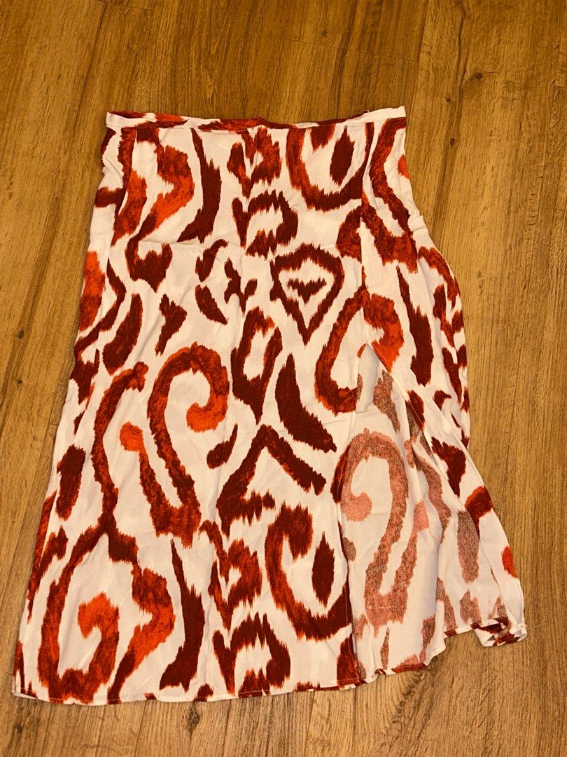Animal print skirt with slit (Category: Skirts) located in Quezon City. Submitted by hueko (Listing ID 1378472239, Image 1). Description: Dm for ww.