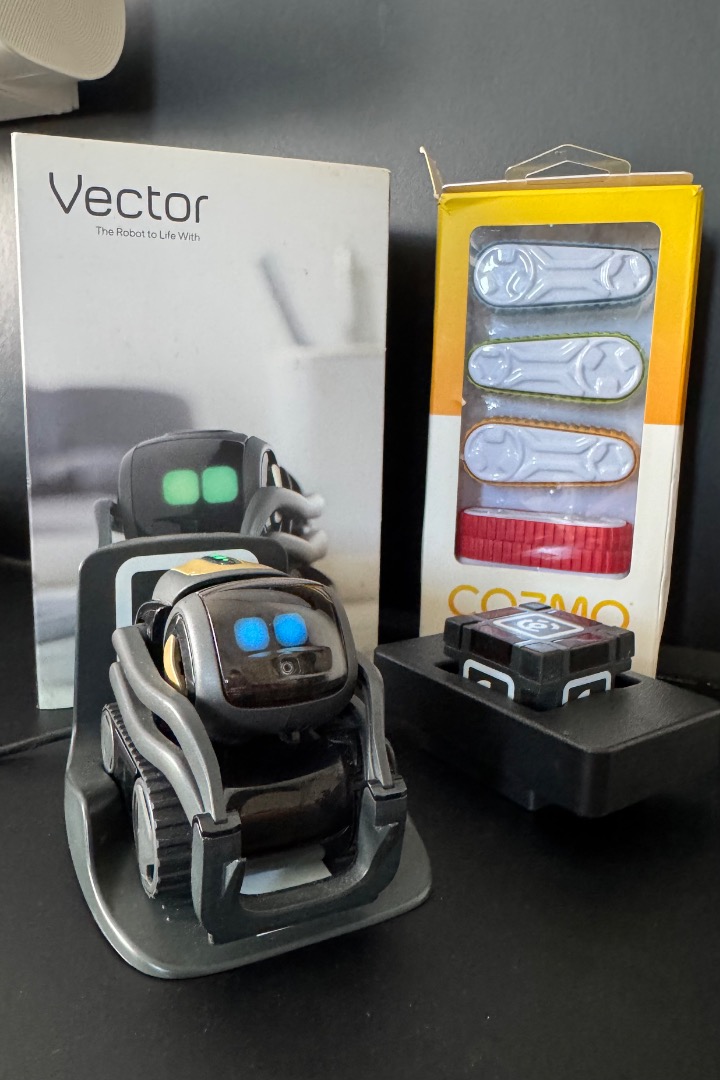 Anki Vector Robot with Accessories, Hobbies & Toys, Toys & Games on ...