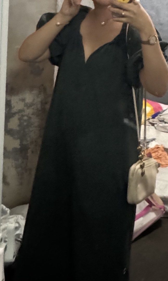 Army green (Category: Dresses) located in Quezon City. Submitted by leafymix (Listing ID 1378429779, Image 1). Description: Used once Bought from Tiktok worth 580php Size up to XXL Cotton/Linen fabric.