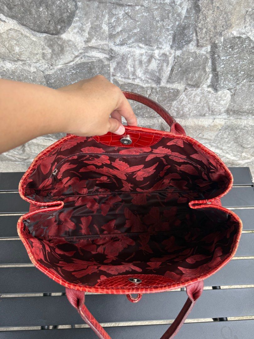 Authentic Longchamp Tote Bag (Category: Luxury Bags & Wallets) located in Subic. Submitted by luxshoppe88 (Listing ID 1378353644, Image 3). Description: Authentic Longchamp Tote Bag made in Tunisia w/ serial# made of ctoc leather material Has inner zip pocket Nylon lining Still in good used condition Has normal signs of used Medium size mode of payment : bpi and gcash shipping will be done once.payment confirm.. or the next day. HAPPY SHOPPING!! 