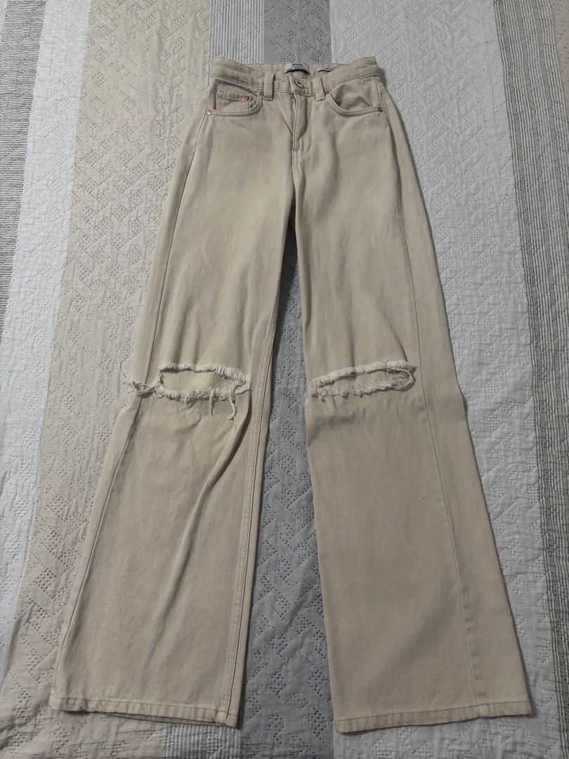Bershka wide leg pants (Category: Jeans) located in Mandaluyong City. Submitted by matchaqueen (Listing ID 1378386918, Image 1). Description: .