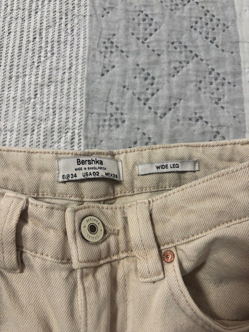 Bershka wide leg pants (Category: Jeans) located in Mandaluyong City. Submitted by matchaqueen (Listing ID 1378386918, Image 2). Description: .