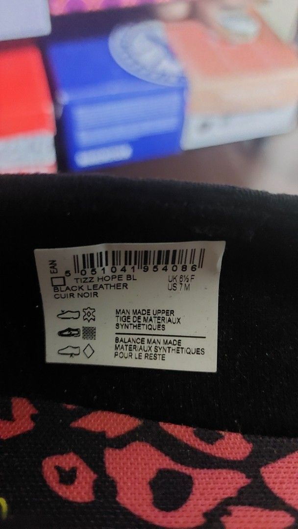 Clarks ballet flats (Category: Flats & Sandals) located in Cainta. Submitted by nahgr (Listing ID 1378450476, Image 3). Description: no box. never worn. fits size 9 pls see photo for issues.