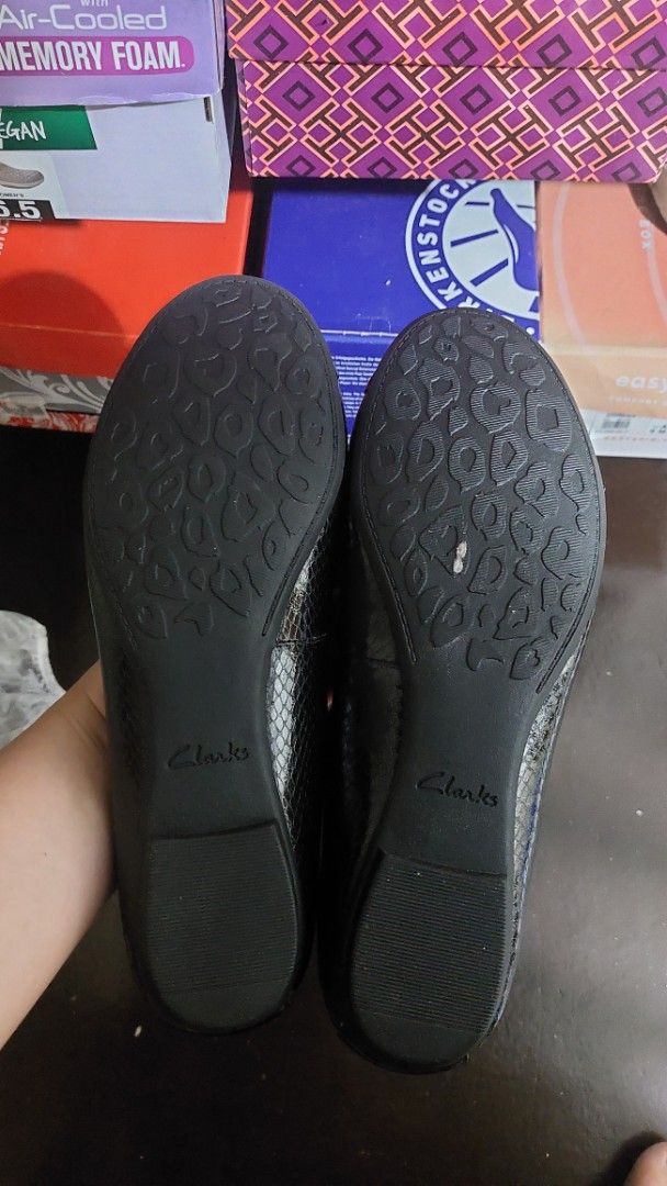 Clarks ballet flats (Category: Flats & Sandals) located in Cainta. Submitted by nahgr (Listing ID 1378450476, Image 2). Description: no box. never worn. fits size 9 pls see photo for issues.