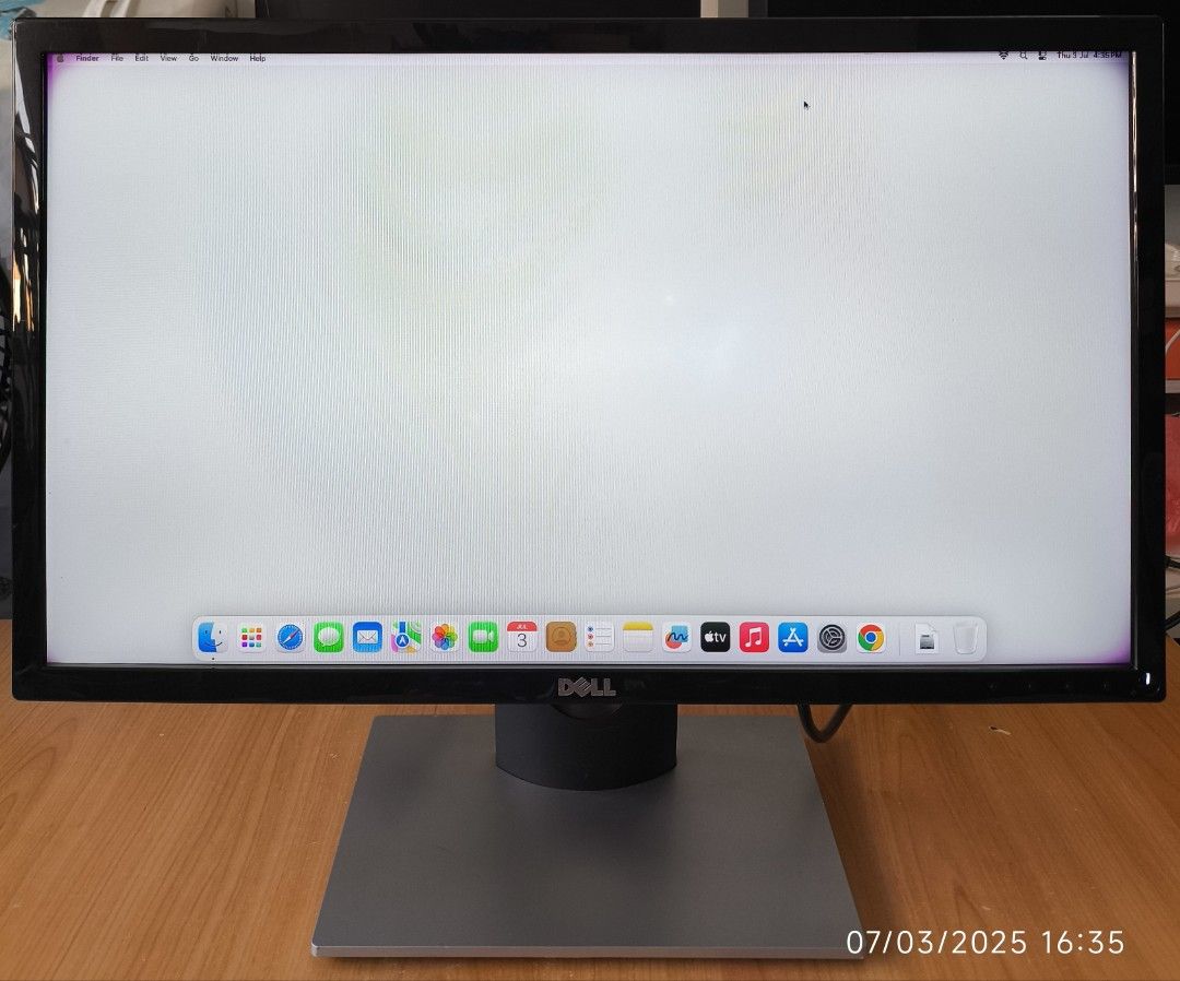 Dell 24 inch monitor (Category: Monitor Screens) located in Singapore. Submitted by novuse (Listing ID 1377372326, Image 1). Description: Working SE2417HQ monitor Some color run at screen borders/ corners as shown in photo1 Collect at hougang With power cable only -I won't answer those messages "Still available, I am interested and etc.".