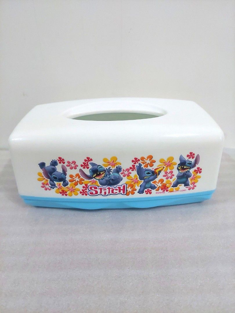 由 happybuyeveryday (刊登 ID 1378435702，圖片 1) 提交，位於 台中市 (Taichung) 的 台灣製造☆正版授權迪士尼Disney史迪奇面紙盒 (類別：居家改善及收納用品)，說明：台灣製造☆迪士尼Disney史迪奇面紙盒 ▪︎尺寸約24.5x12x10cm ▪︎一般市售衛生紙都可以放入 狀況良好☆詳細請看圖片 喜歡可直接下單 需要併單歡迎聊聊。