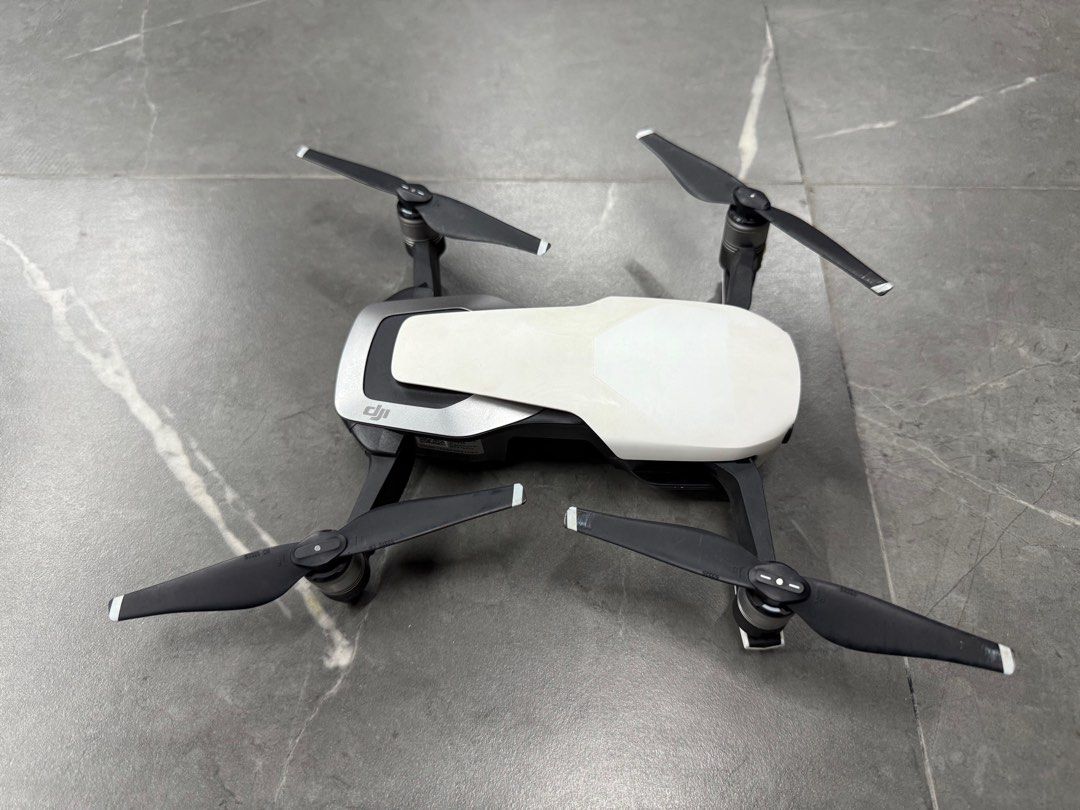 DJI Mavic Air Fly More Combo (Category: Drones) located in Quezon City. Submitted by kimnda (Listing ID 1378338563, Image 2). Description: Barely used .