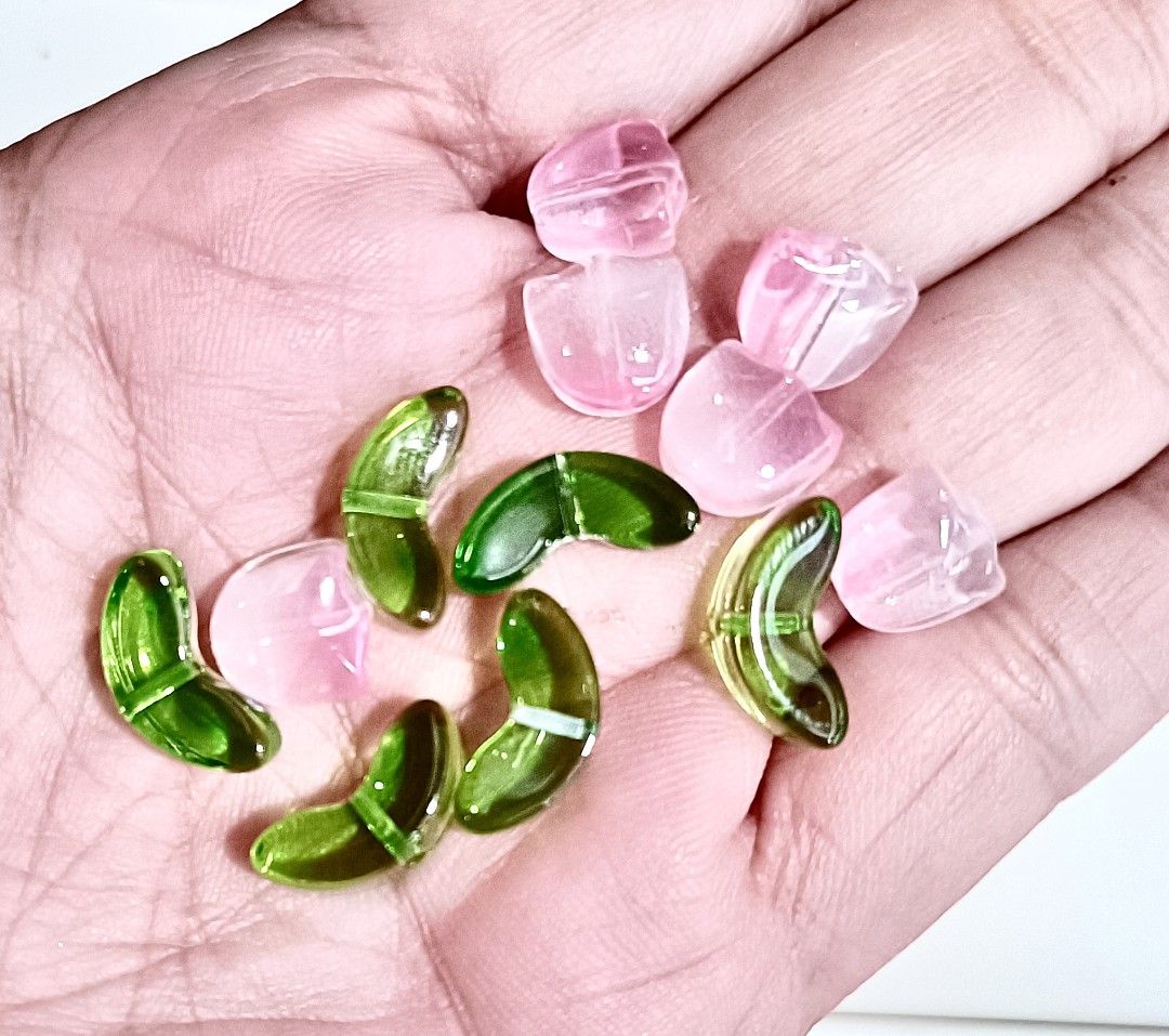 Flowers & Leaves Glass Beads (Category: Craft Supplies & Tools) located in Singapore. Submitted by kristalbeaute (Listing ID 1378397474, Image 3). Description: Yes, AVAILABLE Due to reply quota, I don't reply msgs for free items. Can just proceed to pay postage via Carousell. Tracked Mail $3.90 Mailing once a week Meet up/ self collect requests will be blocked immediately Flowers & Leaves Glass Beads Brand New.