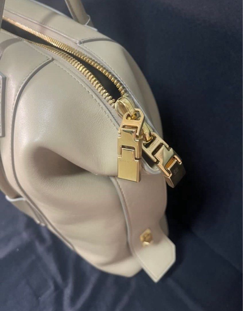 Givenchy Soft Antigona Medium (Category: Luxury Bags & Wallets) located in Tuguegarao City. Submitted by _richmama_ (Listing ID 1378385307, Image 3). Description: Preloved Givenchy Soft Antigona Medium RFS: decluttering Issue: with pen stain Mabango at malinis pa sa loob. With original givenchy dust bag, care cards, and leather sample. 📍Tuguegarao City, Cagayan.