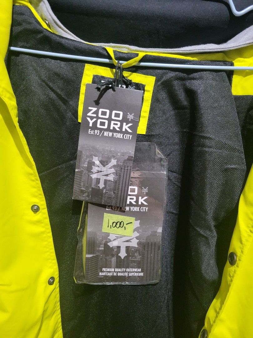 Detachable hoody, jacket (Category: Coats, Jackets and Outerwear) located in San Mateo. Submitted by neilfranci58674 (Listing ID 1378391783, Image 2). Description: Zoo York , Detachable hoody , reflectorized all weather jacket. . ..