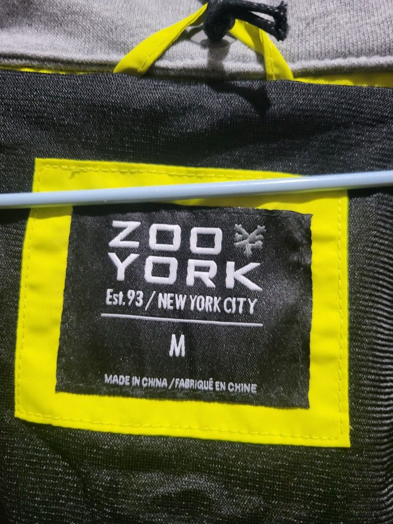 Detachable hoody, jacket (Category: Coats, Jackets and Outerwear) located in San Mateo. Submitted by neilfranci58674 (Listing ID 1378391783, Image 3). Description: Zoo York , Detachable hoody , reflectorized all weather jacket. . ..
