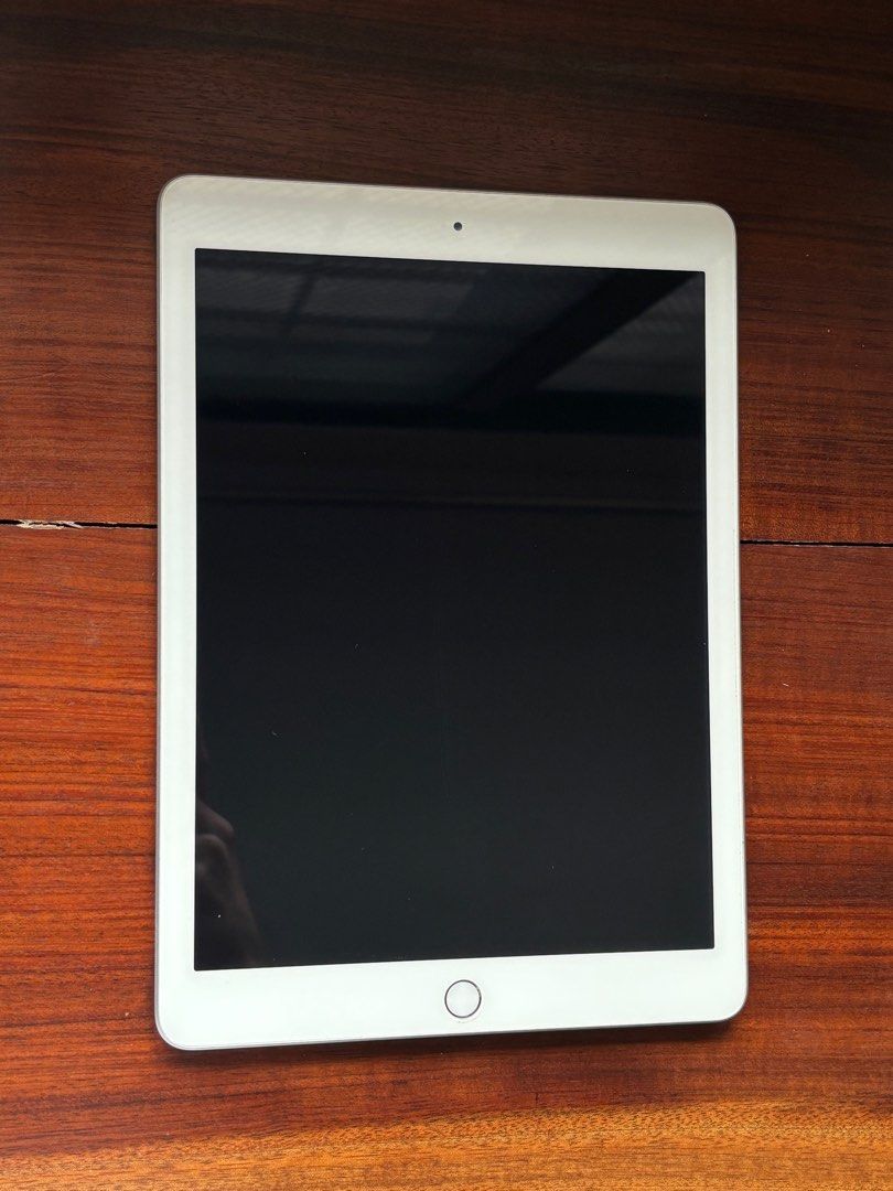 Ipad 5th gen 32GB Gray (Category: iPad) located in Paranaque City. Submitted by eatc__ (Listing ID 1378395956, Image 2). Description: Poor battery health, minor scratches With original charger No screen protector No box Negotiable.