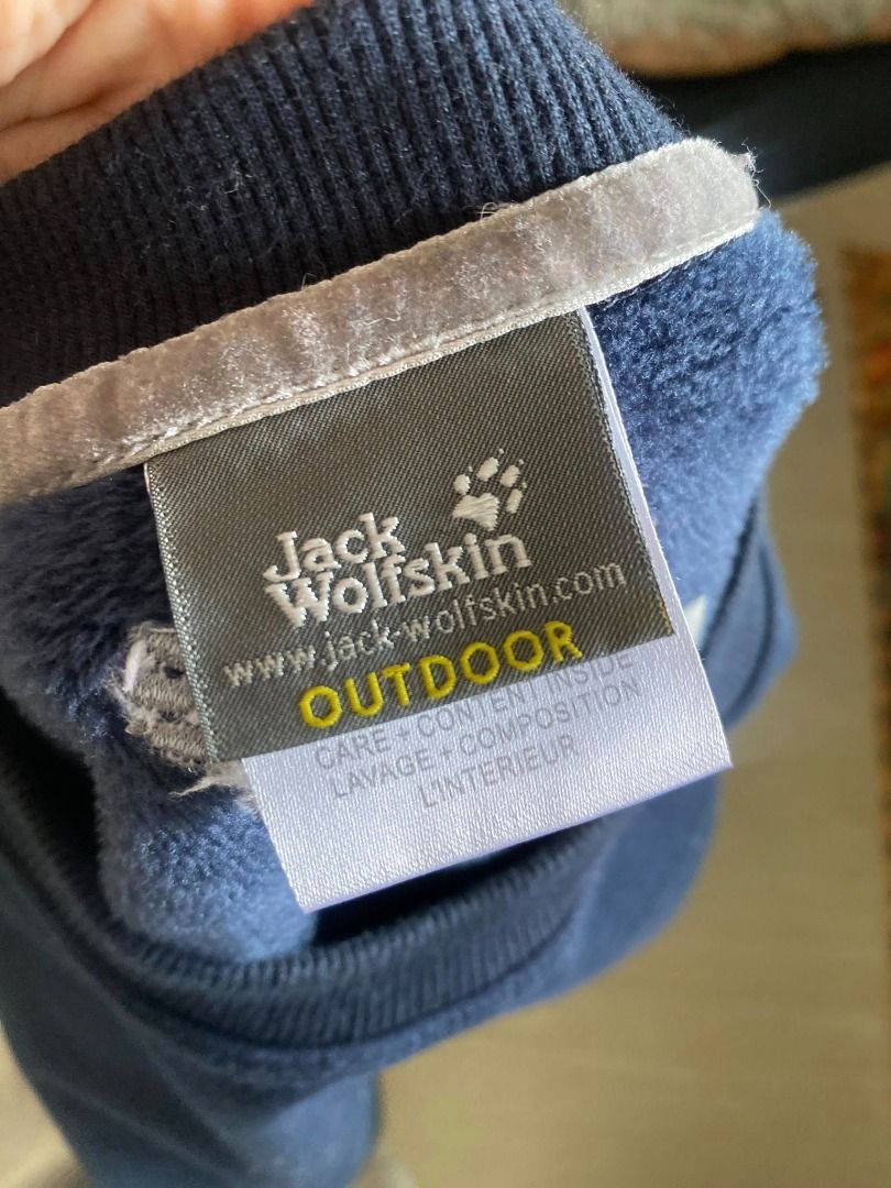 JACK WOLFSKIN SWEATER (Category: Coats, Jackets and Outerwear) located in Baguio. Submitted by asna_taku (Listing ID 1378419348, Image 2). Description: JACK WOLFSKIN L-XL ₱880.