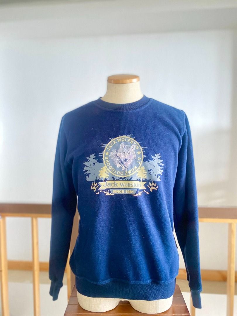 JACK WOLFSKIN SWEATER (Category: Coats, Jackets and Outerwear) located in Baguio. Submitted by asna_taku (Listing ID 1378419348, Image 1). Description: JACK WOLFSKIN L-XL ₱880.