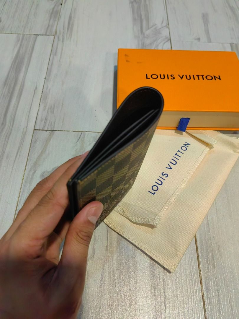 Japan Preloved LV Damier Passport (Category: Luxury Bags & Wallets) located in Cebu City. Submitted by elcoleccion21 (Listing ID 1378515201, Image 2). Description: Genuine leather Coded no flaws.