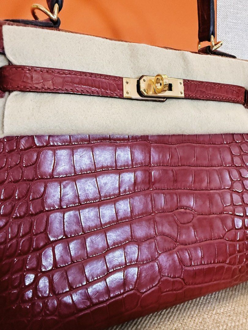 kelly 25 rouge h croc (Category: Luxury Bags & Wallets) located in Taguig. Submitted by timelesstotesph (Listing ID 1378491531, Image 2). Description: Dm for more details and more photos Onhand Meetup/pickup anywhere in MNL but preferably in Taguig.