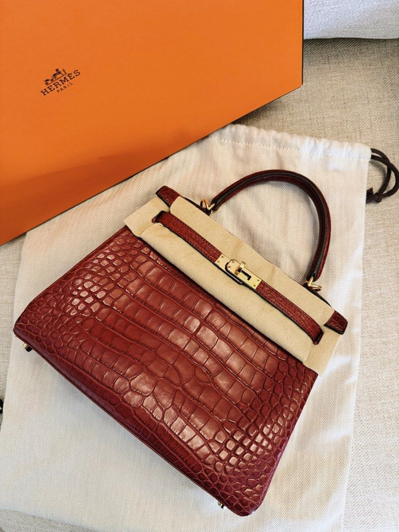 kelly 25 rouge h croc (Category: Luxury Bags & Wallets) located in Taguig. Submitted by timelesstotesph (Listing ID 1378491531, Image 1). Description: Dm for more details and more photos Onhand Meetup/pickup anywhere in MNL but preferably in Taguig.