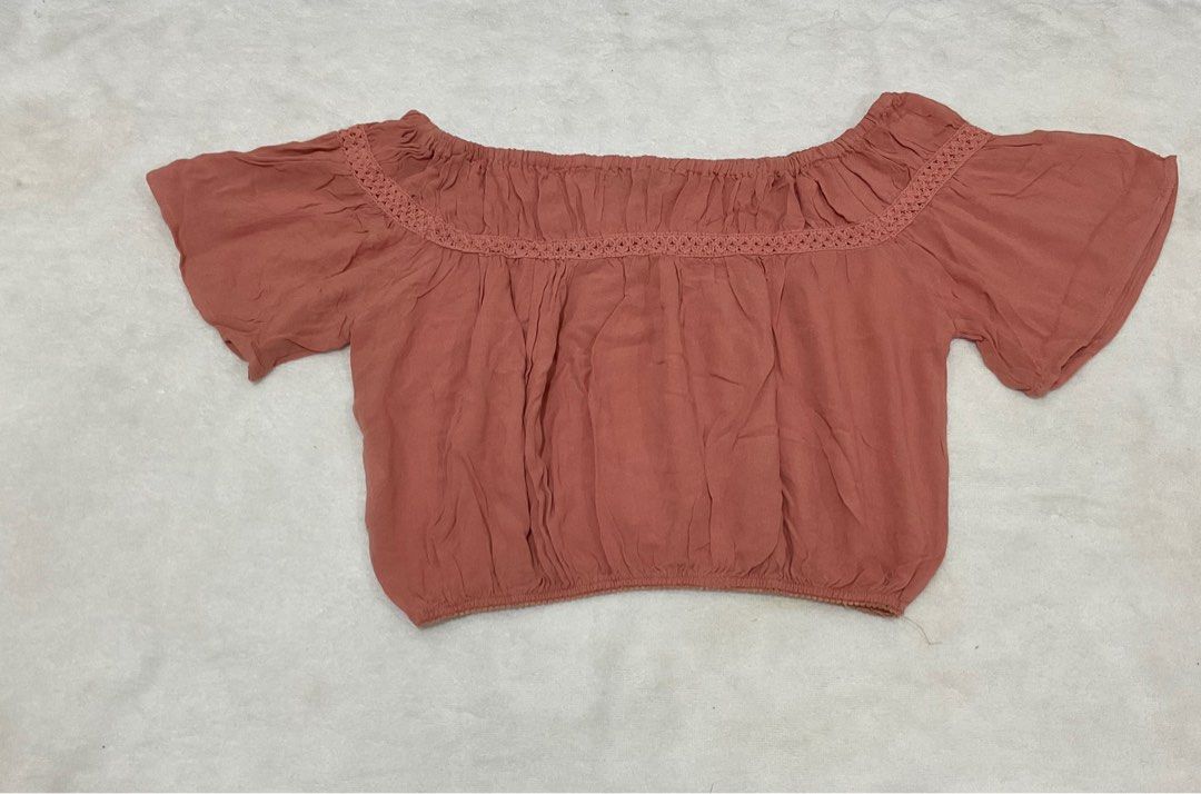 Kendall & Kylie Pink Off Shoulder Top (Category: Blouses) located in Makati City. Submitted by brandedfindss (Listing ID 1378346109, Image 3). Description: Size S.