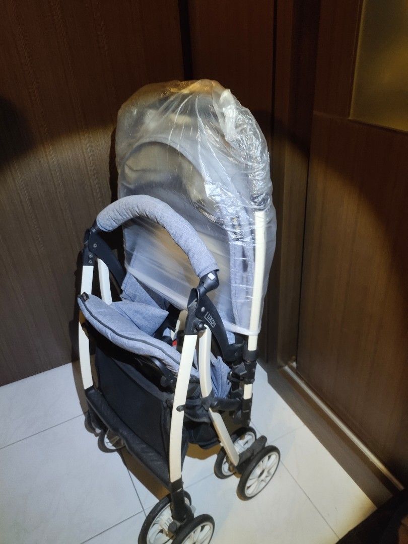 Luxos (Category: Strollers) located in Singapore. Submitted by kimlinpek (Listing ID 1373361697, Image 2). Description: one button open and close.very conformable..