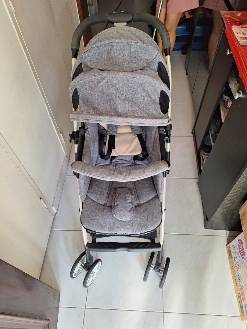 Luxos (Category: Strollers) located in Singapore. Submitted by kimlinpek (Listing ID 1373361697, Image 1). Description: one button open and close.very conformable..