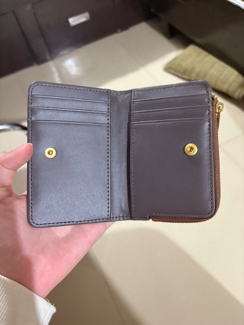 mango card holder wallet (Category: Wallets & Card holders) located in Cainta. Submitted by trishiaa21 (Listing ID 1378427426, Image 3). Description: -like new -no issues.