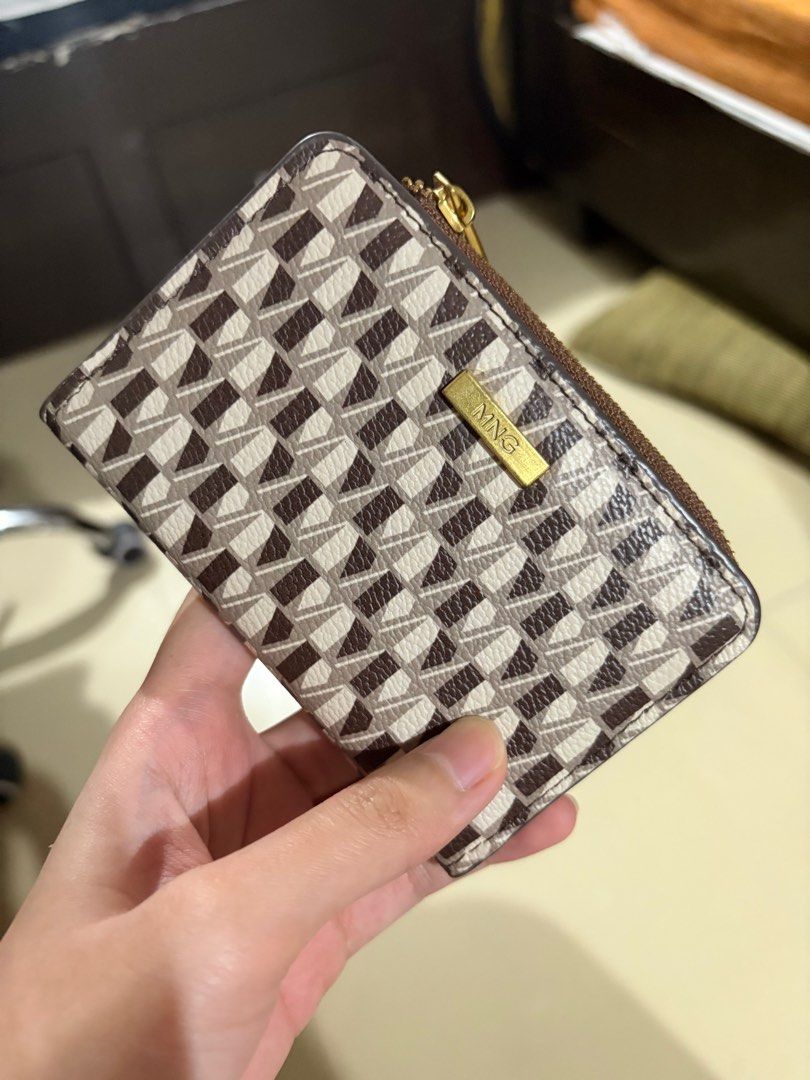 mango card holder wallet (Category: Wallets & Card holders) located in Cainta. Submitted by trishiaa21 (Listing ID 1378427426, Image 2). Description: -like new -no issues.