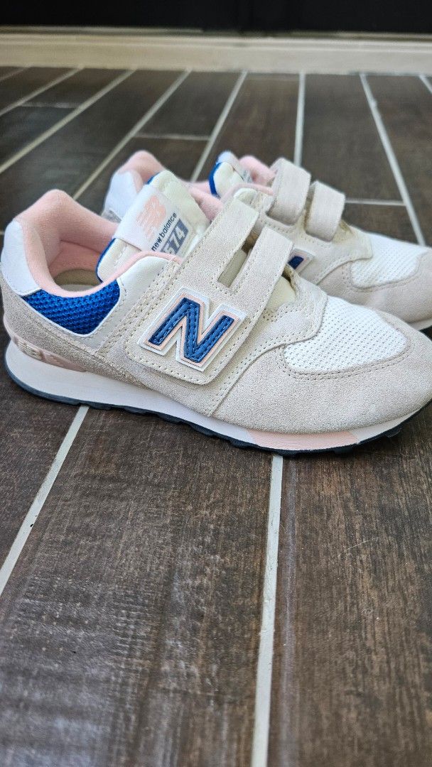 New Balance Kids Sneakers (Category: Babies & Kids Fashion) located in Singapore. Submitted by needtosellandbuy (Listing ID 1378340418, Image 1). Description: preloved authentic lightly worn New Balance kids shoes. Excellent condition (9/10) size : Eur 32.5 meet up at my convenience or self collect .