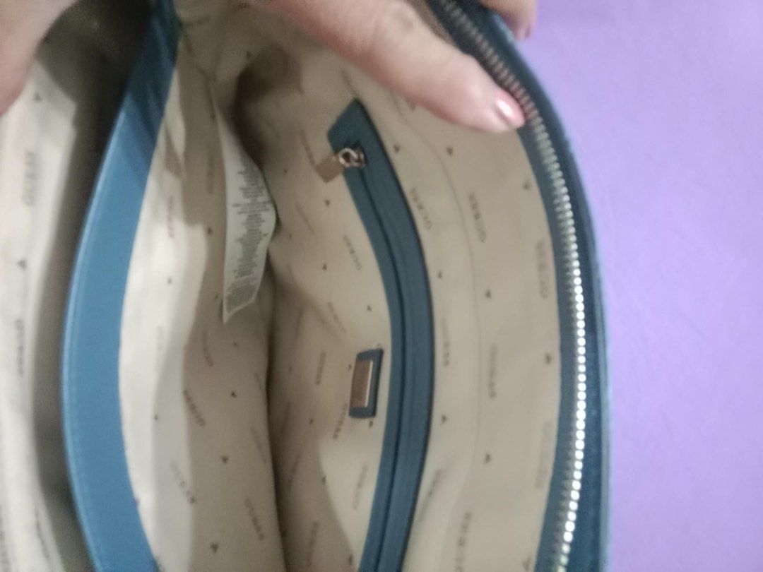 Original brandnew Guess tote bag (Category: Tote Bags) located in Quezon City. Submitted by trianglvm (Listing ID 1378384877, Image 3). Description: Brandnew! Bought for 8,500 Selling for 5,000! Rfs: need cash asap.