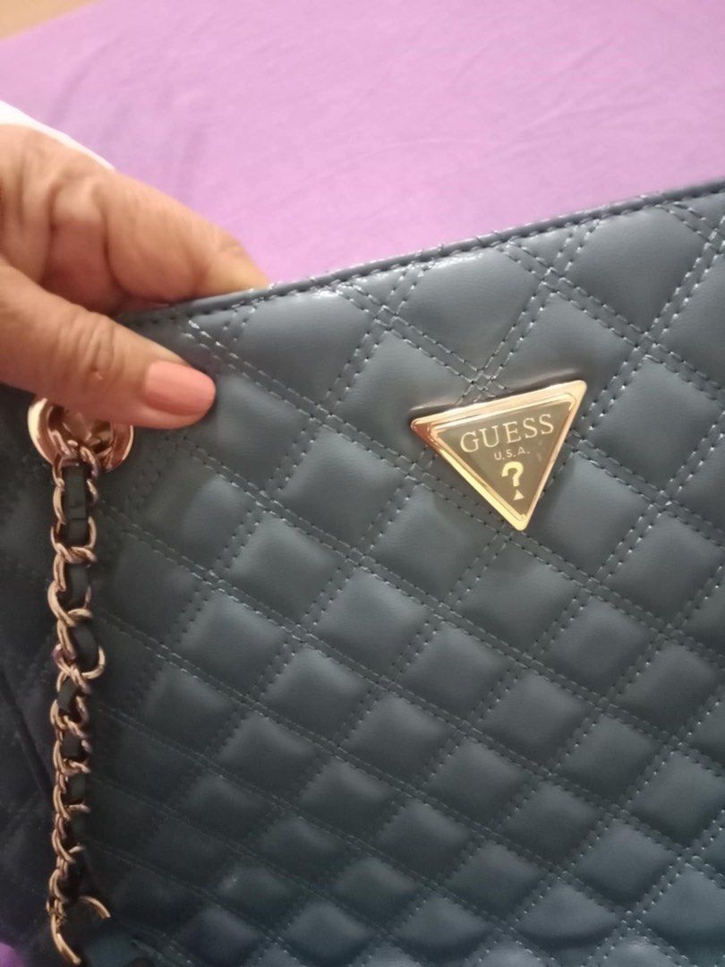 Original brandnew Guess tote bag (Category: Tote Bags) located in Quezon City. Submitted by trianglvm (Listing ID 1378384877, Image 2). Description: Brandnew! Bought for 8,500 Selling for 5,000! Rfs: need cash asap.