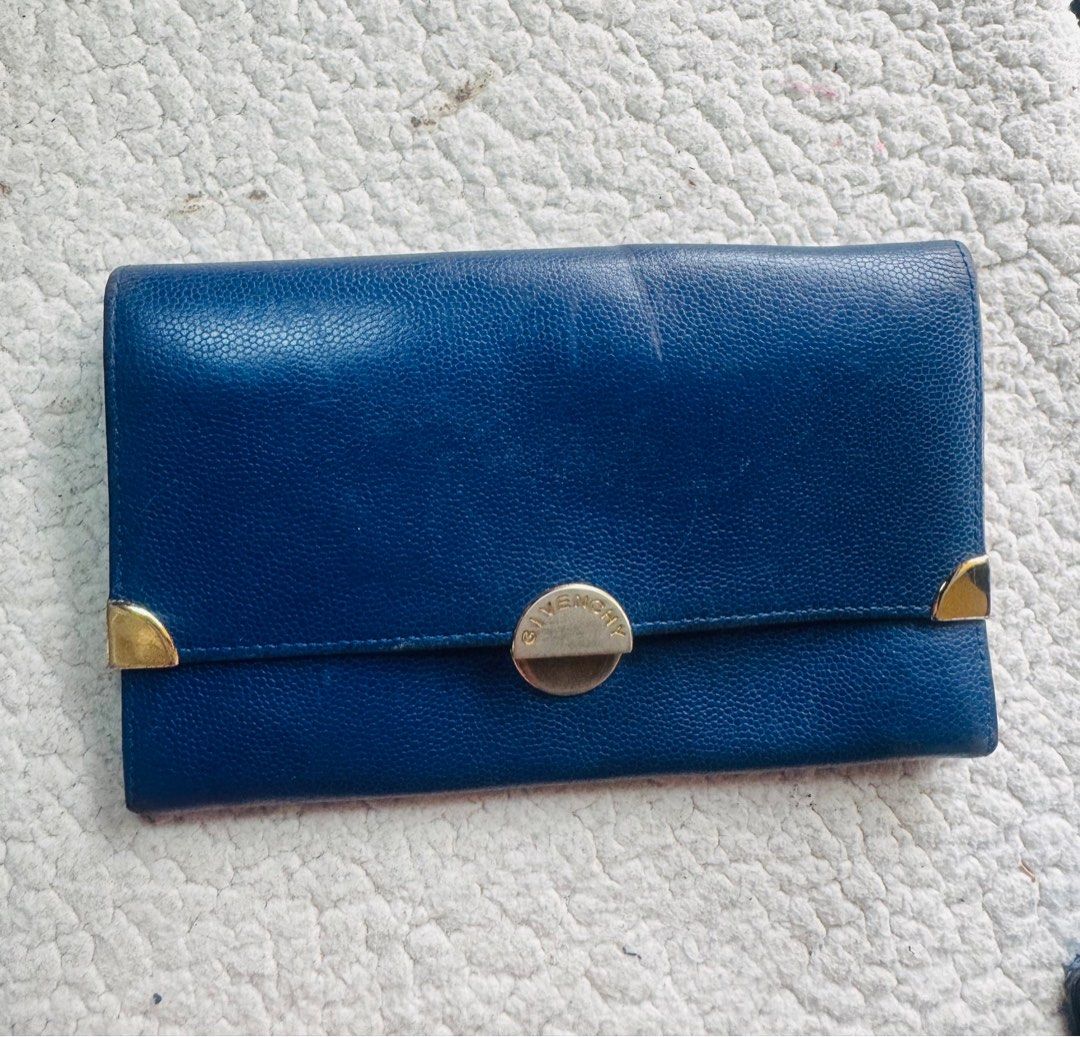 Original preloved Givenchy long wallet (Category: Luxury Bags & Wallets) located in Manila. Submitted by nylan1227 (Listing ID 1378410930, Image 1). Description: Loose Snap button .