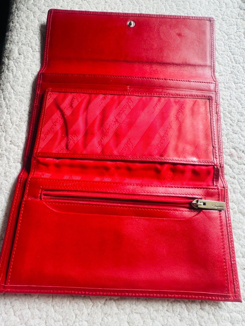 Original preloved Salvatore Ferragamo wallet (Category: Luxury Bags & Wallets) located in Manila. Submitted by nylan1227 (Listing ID 1378410561, Image 2). Description: .