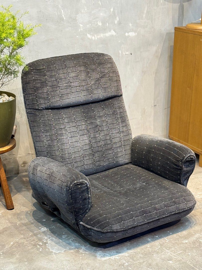 Reclining Floor Swivel Chair (Category: Chairs) located in Bulacan. Submitted by rock_off.thriftshop.ph (Listing ID 1378344304, Image 3). Description: .