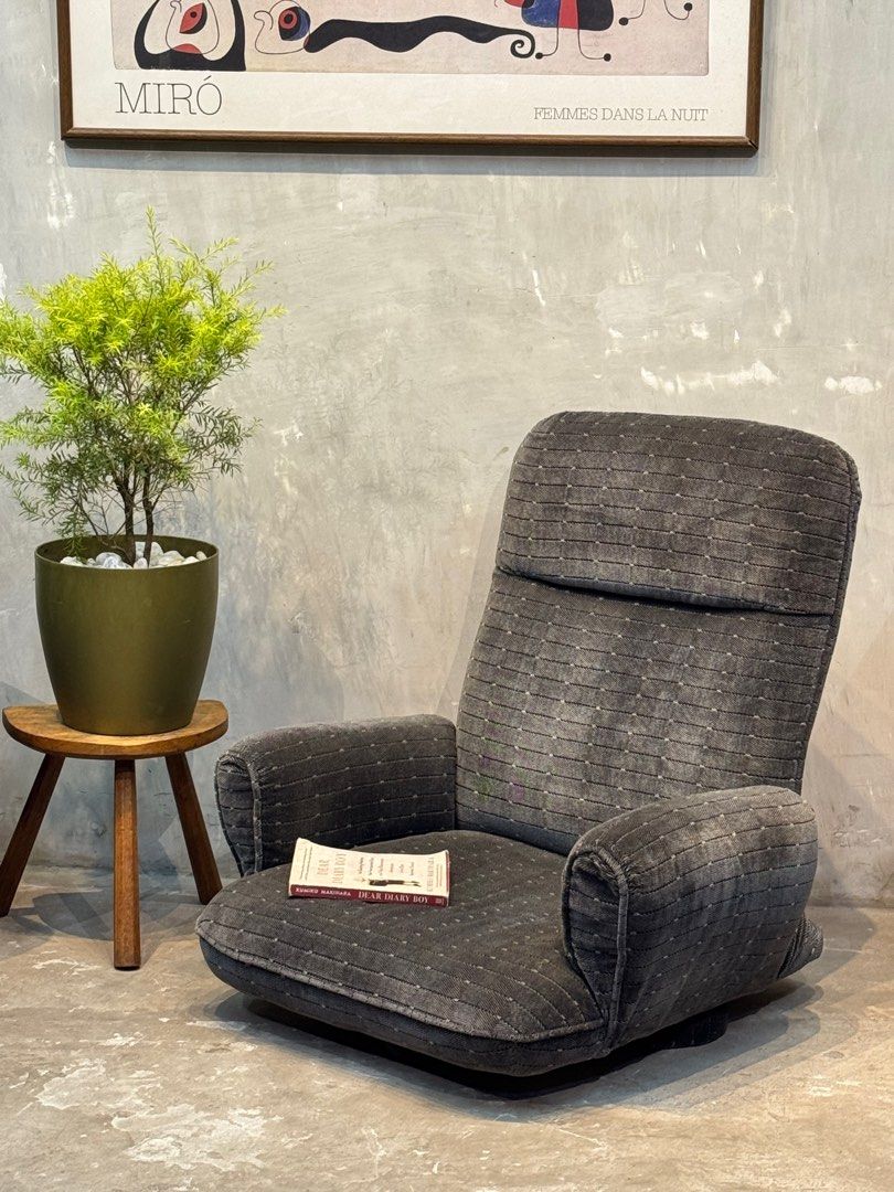 Reclining Floor Swivel Chair (Category: Chairs) located in Bulacan. Submitted by rock_off.thriftshop.ph (Listing ID 1378344304, Image 1). Description: .
