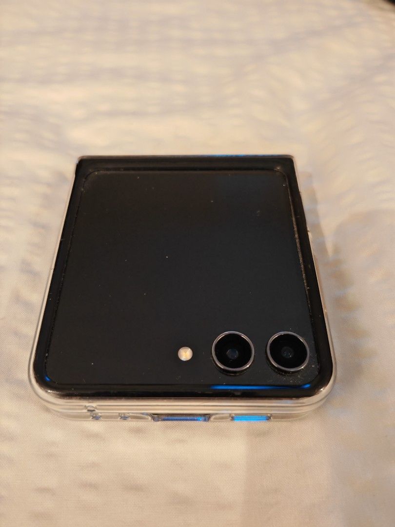 Samsung Flip 5 (Category: Samsung) located in Quezon City. Submitted by mike525 (Listing ID 1378514440, Image 1). Description: Samsung Flip 5 for sale Used as a secondary phone. comes with the Box and an extra card on the back RFS: Upgraded to.