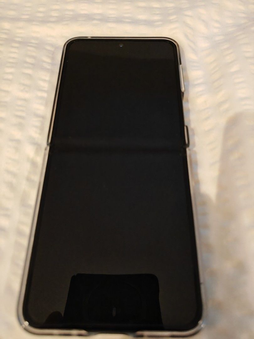 Samsung Flip 5 (Category: Samsung) located in Quezon City. Submitted by mike525 (Listing ID 1378514440, Image 2). Description: Samsung Flip 5 for sale Used as a secondary phone. comes with the Box and an extra card on the back RFS: Upgraded to.